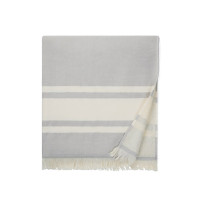 gris, blanc cassé (± PMS 16-4703 TPG/ ± PMS 11-0606 TPG)