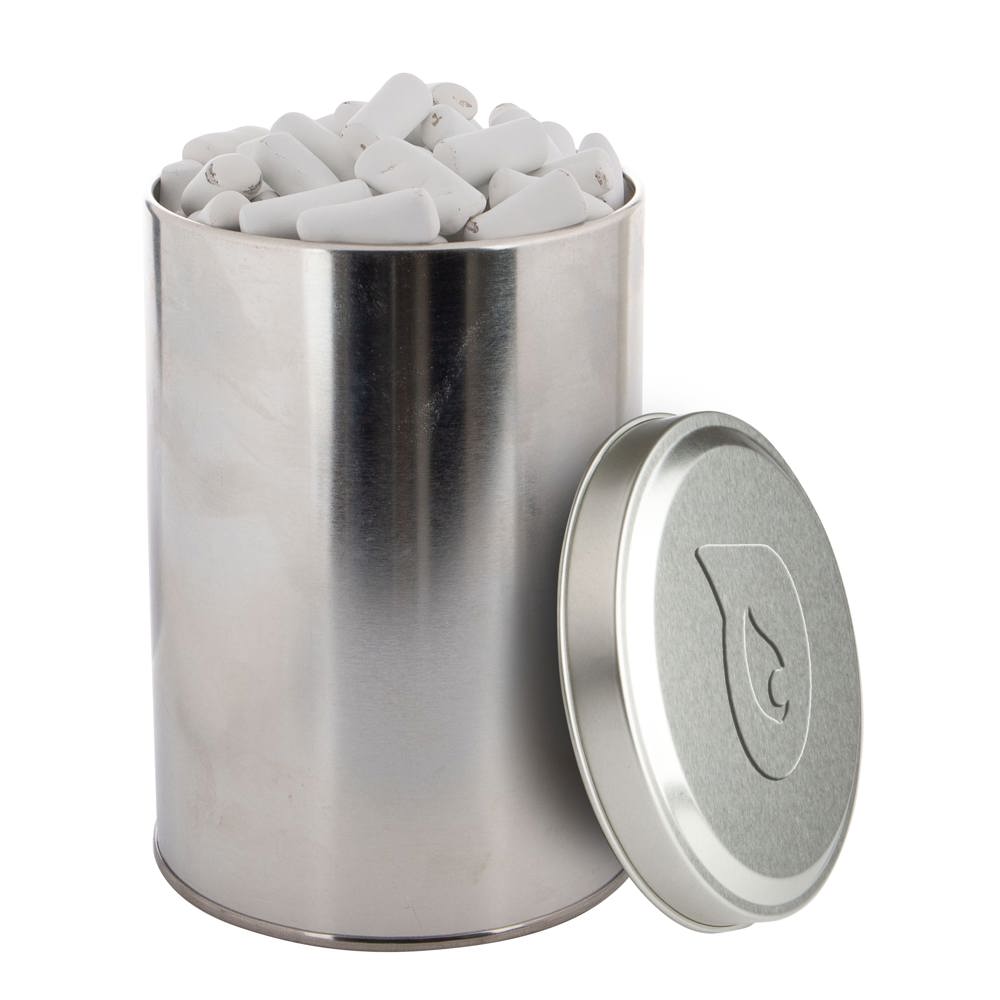 Groot blik met embossing en gevuld met snoep